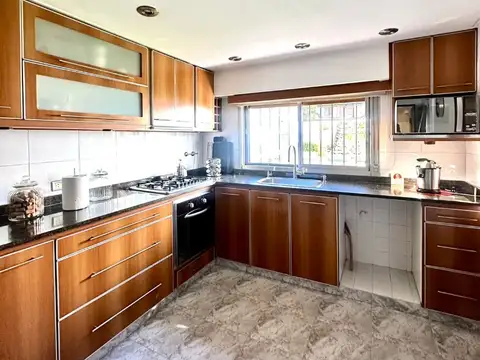 Casa 5 ambientes con 2 baños