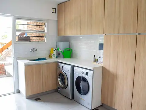 Casa de 6 ambientes con cochera y dependencia de servicio en venta en Martinez