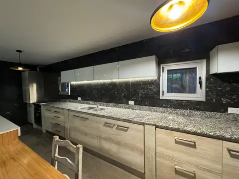 Casa en Alquiler con 2 cocheras