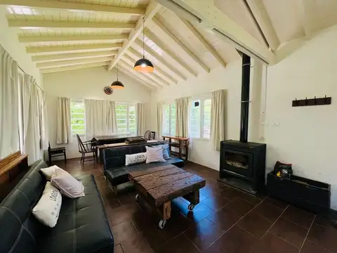 Casa 4 ambientes con 2 baños