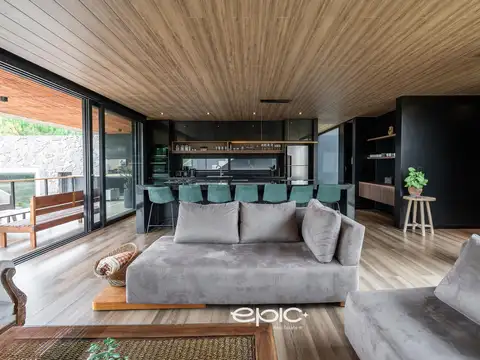 Casa 6 ambientes con 4 baños