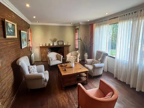 Casa 5 ambientes con 4 baños