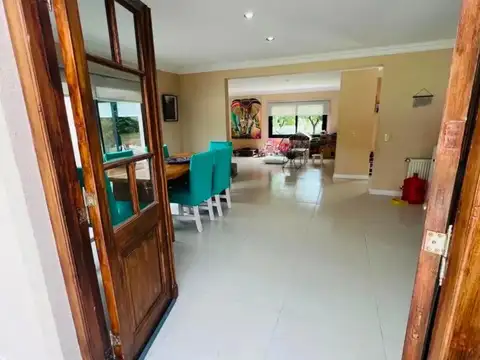 Casa 5 ambientes con 4 baños