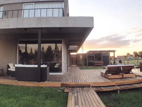 Alquiler Casa amoblada 5 ambientes en Barrio San Benito Villanueva con vista al rio