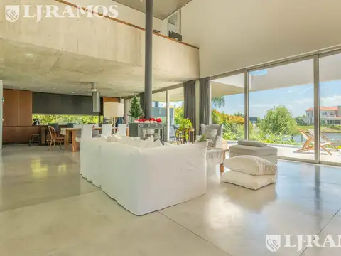 Casa en Venta con 6 cocheras