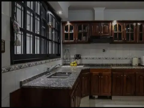 Casa en Venta con 5 cocheras