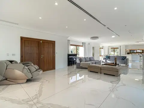 Casa en Venta con 2 cocheras