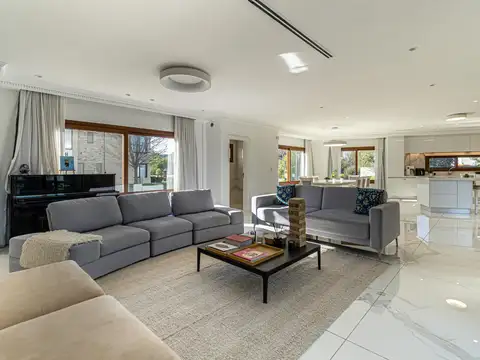 Casa 10 ambientes con 4 baños