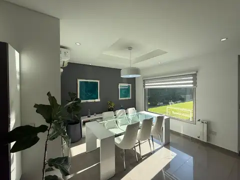 Casa en Venta con 4 cocheras