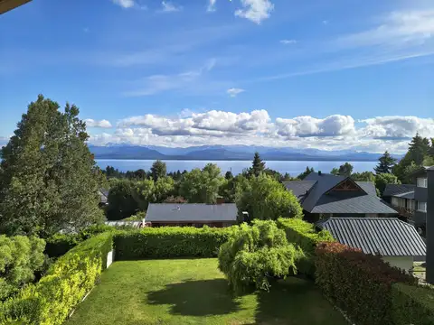 Casa en venta 4 dormitorios. Vista al lago. Melipal.