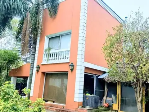 Casa en venta - 3 Dormitorios 4 Baños - Ituzaingó