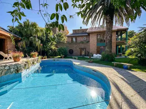 Casa 8 ambientes con 4 baños