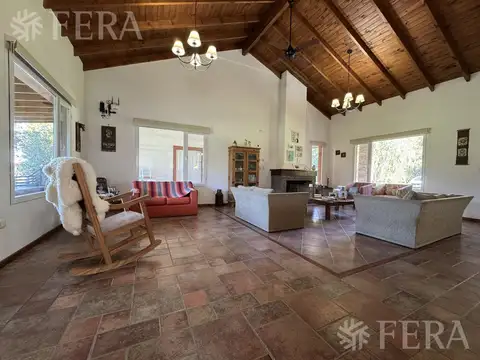 Casa 6 ambientes con 4 baños
