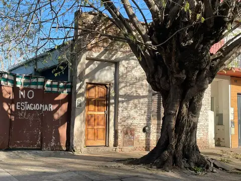 Lote en venta con construccion a demoler