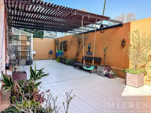 Muy buen Departamento con patio en venta en Beccar.