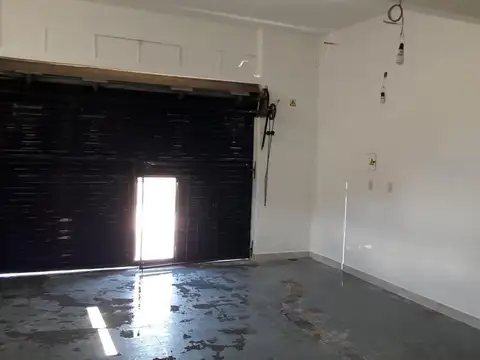 Local en venta - espacio principal y dos baños - 50 mts2 - Wilde