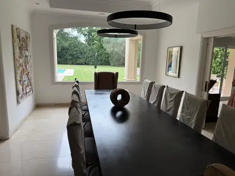 Casa en Alquiler con 2 cocheras