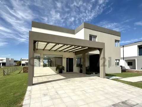 CASA EN VENTA 5 DORMITORIOS TOTALMENTE EQUIPADA TERRRALAGOS.