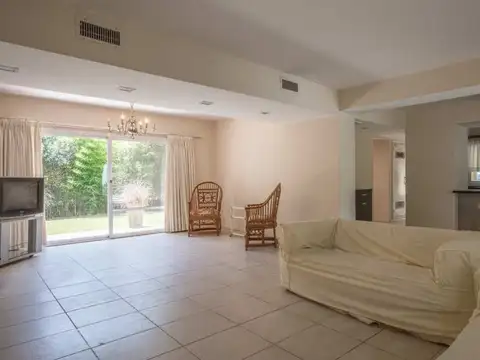Casa en Venta con 3 cocheras