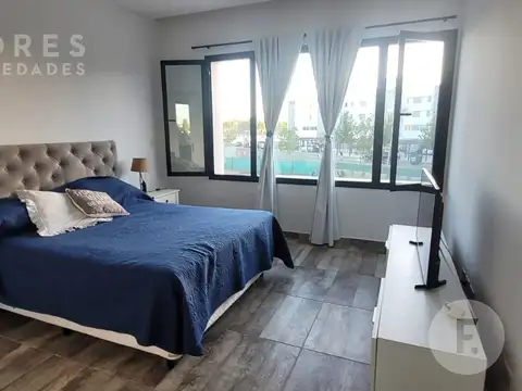 Casa en Alquiler con 2 cocheras