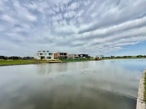 Lote al lago en venta en Los Puentes Nordelta