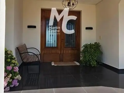 Casa 6 ambientes con 5 baños