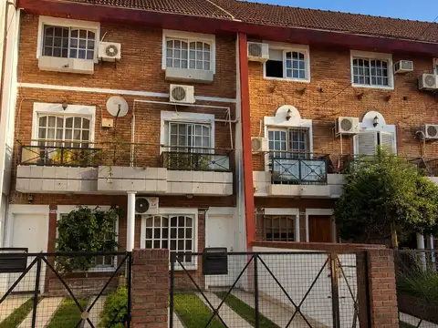 Triplex 5 ambientes con patio y parrilla excelente estado