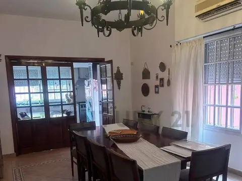 Casa 6 ambientes con 2 baños