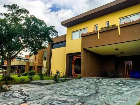 Casa en venta - 6 Dormitorios 6 Baños - Cocheras - 1000Mts2 - San Marco