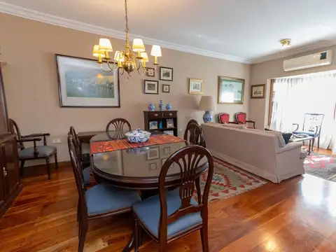 Casa 8 ambientes con 5 baños