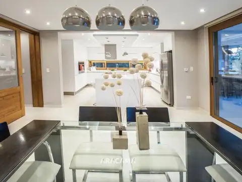 Casa en Venta con 2 cocheras