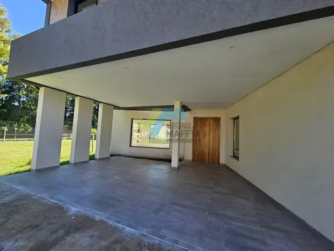 Casa en Venta con 3 cocheras
