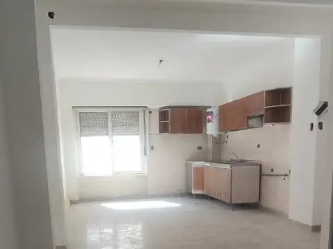 Depto tipo casa de 3 ambientes con patio, por escalera.