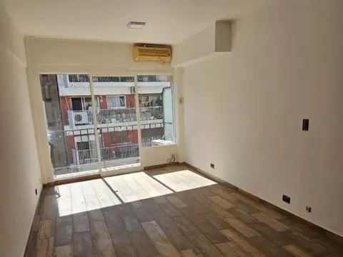 Venta de Monoambiente, con balcón al frente, zona Alto Palermo – Reciclado y muy luminoso