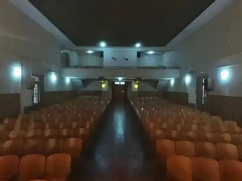 Impecable salón de 12m por 25m c/Butacas - Capacidad para 400 personas aprox. - Villa Pueyrredón