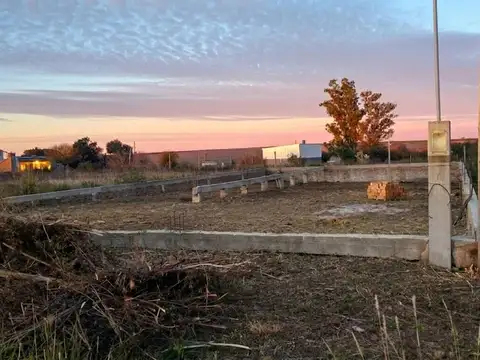 Terreno 450m2 con cimientos p/galpón, A. Brasilera