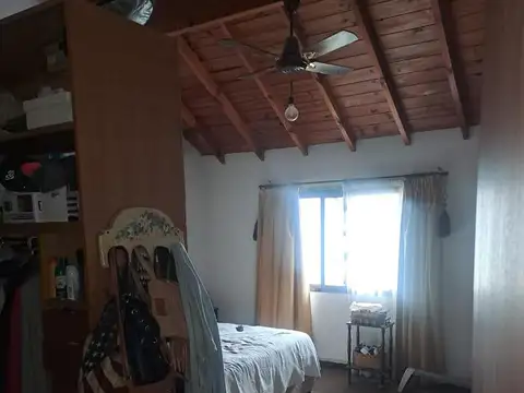 Casa 6 ambientes con 2 baños