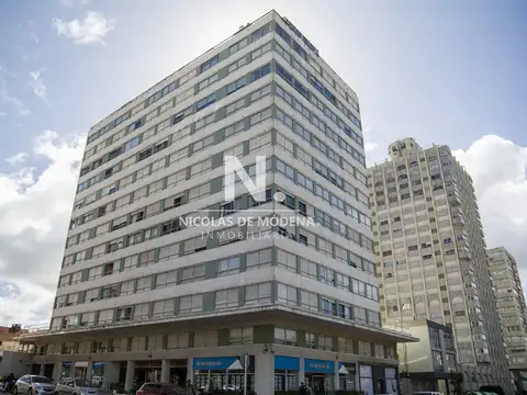 Apartamento en Peninsula. Edificio con mucama y piscina.