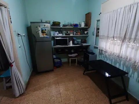 Vende. Casa y local. Derqui, excelente ubicación.