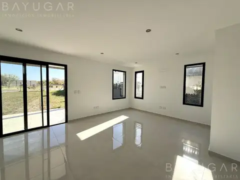 Casa en Venta con 3 cocheras