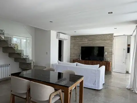 Casa 3 dormitorios La Carolina Village - Seguridad 24 hs - Jardín parquizado