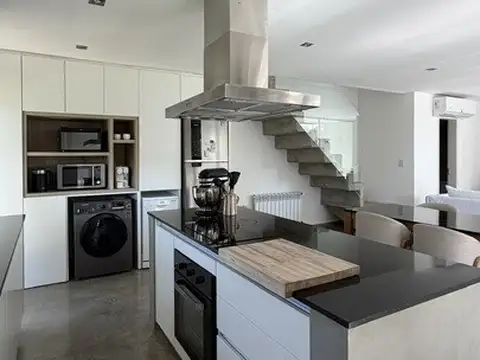 Casa 4 ambientes con 2 baños