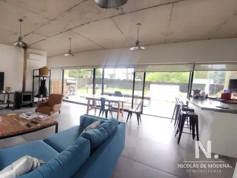 Casa 4 ambientes con 2 baños