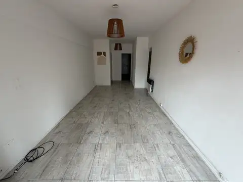 DEPARTAMENTO DE 3 AMBIENTES AL CTA/FTE CON PATIO DE 45M2 APROX Y TERCER DORMITORIO/QUINCHO. 105 M2 TOTALES APROX. APTO CREDITO