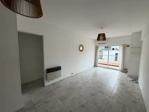 DEPARTAMENTO DE 3 AMBIENTES AL CTA/FTE CON PATIO DE 45M2 APROX Y TERCER DORMITORIO/QUINCHO. 105 M2 TOTALES APROX. APTO CREDITO