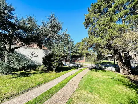 Casa 7 ambientes con parque y pileta venta Burzaco