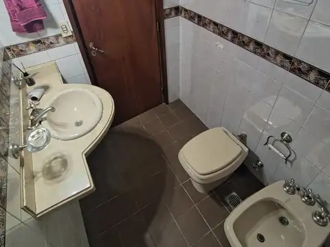 Casa en Alquiler con 2 cocheras