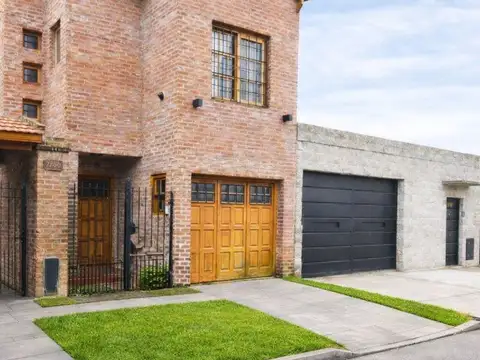 CASA DUPLEX QUILMES 4AMB CON COCHERA