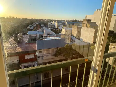 EXELENTE DEPARTAMENTO 2 AMB CON GRAN TERRAZA Y PARRILLA COMPARTIDA
