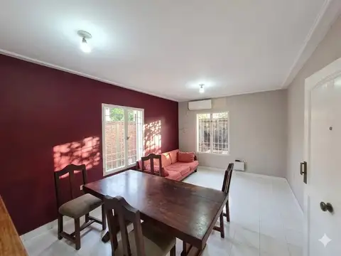 Casa en Alquiler con 2 cocheras